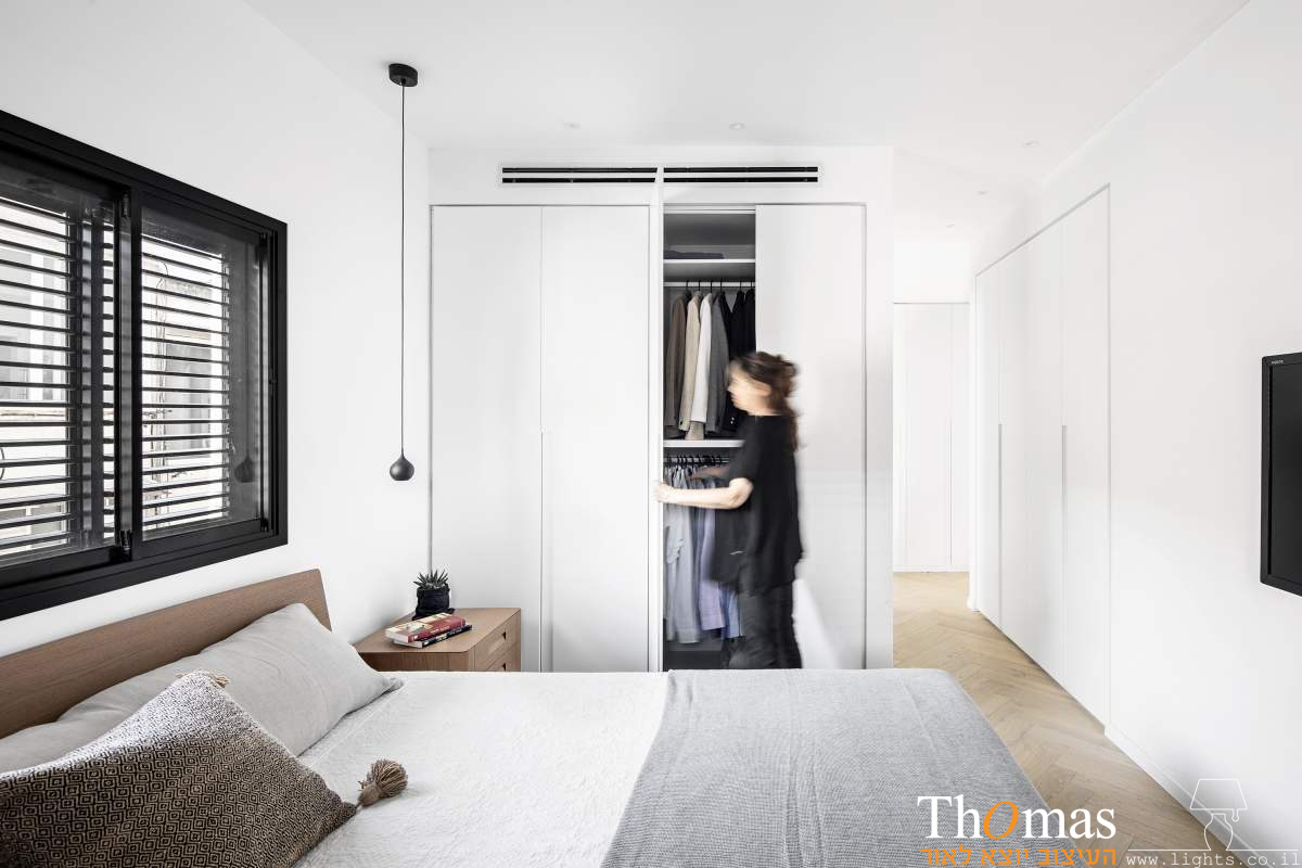 חדר שינה אפור לבן תאורת צד למיטה תלויה מהתקרה