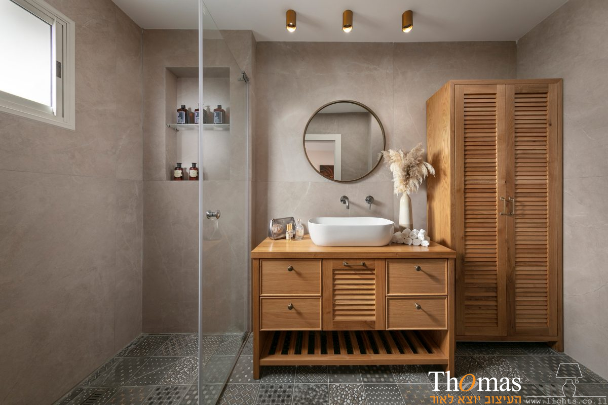 חדר אמבטיה מעץ עם תאורת ספוטים צמודים בגוןן פליז תואם