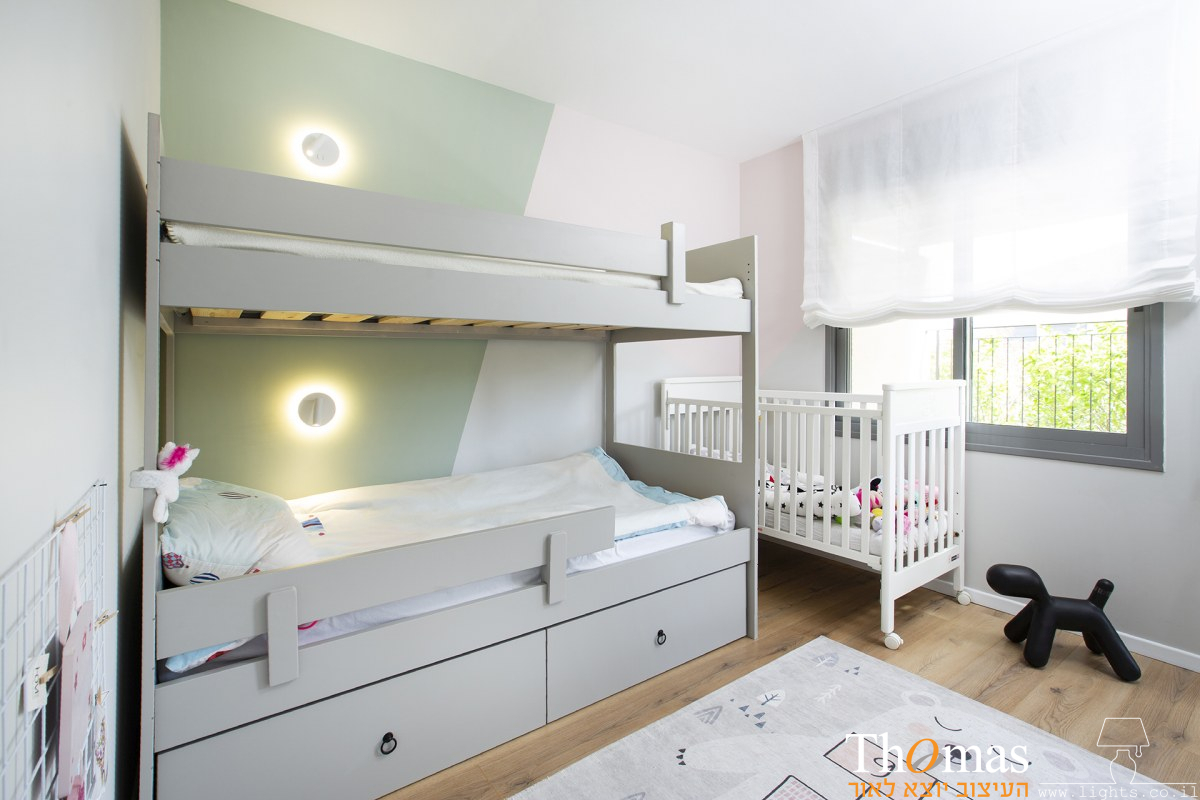 חדר ילדים מנורות קיר דקורטיביות עדינות במיטת קומותיים