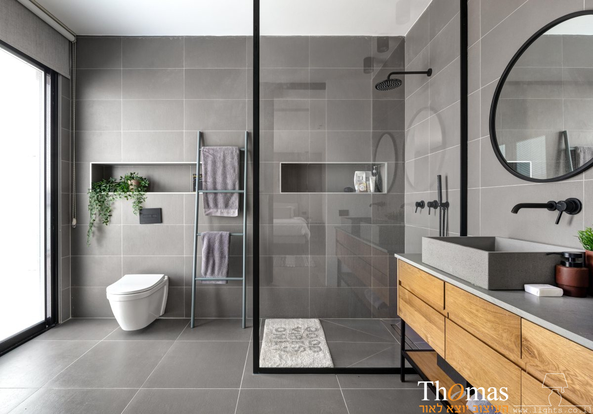 חדר אמבטיה מרווח אפור מקלחון ענק