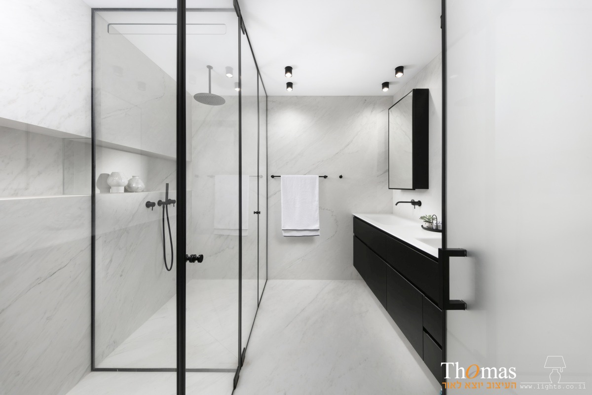 חדר אמבטיה בשחור ושיש - תאורה של צילינדרים צמודי תקרה