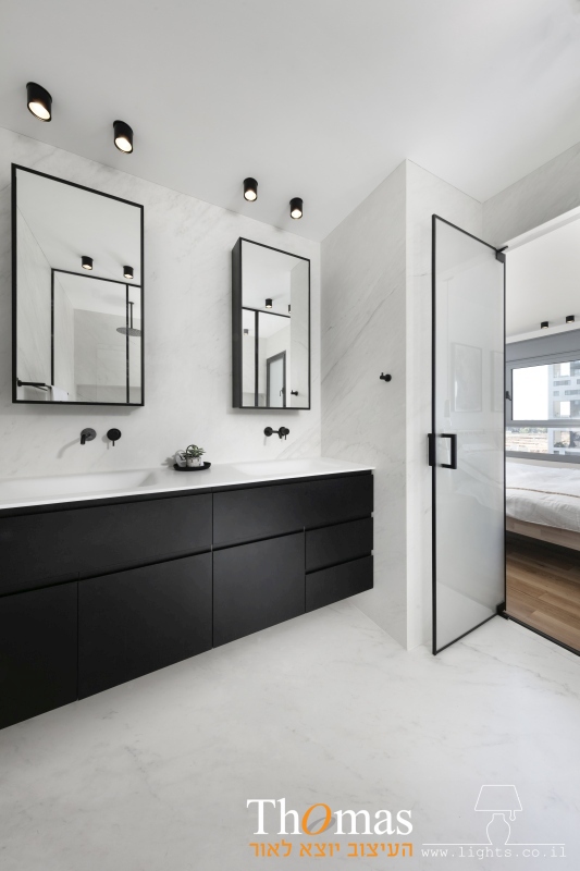 תאורת צילינדרים שחורים צמודי תקרה מעל מראות במקלחת