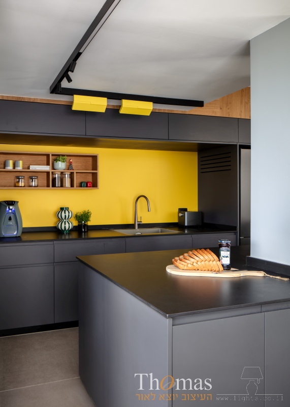 פס צבירה מגנטי עם גופים בשחור וצהוב מעל מטבח
