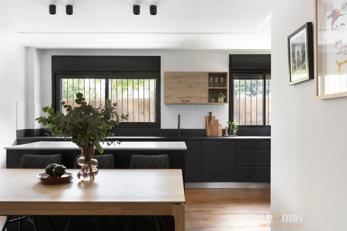 מטבח בשחור ועץ - תאורת צילינדרים צמודי תקרה